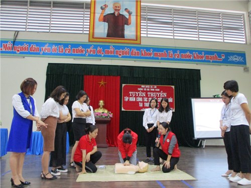 Liên Đội Th Trung Thành kết hợp với Hội chữ thập đỏ huyện Gia Lâm tổ chức buổi tuyên truyền tập huấn kĩ năng sơ cấp cứu ban đầu và phòng chống tai nạn thương tích.